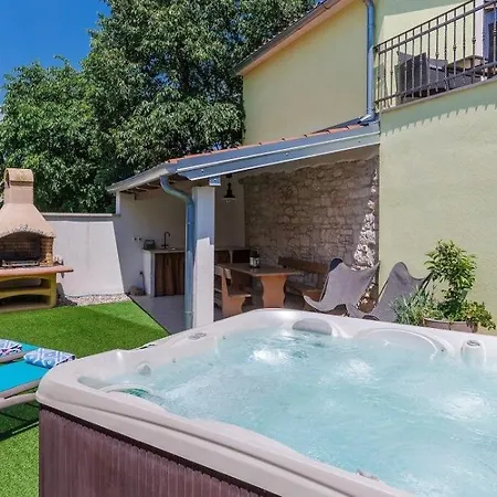 Holiday home Ana Kanfanar